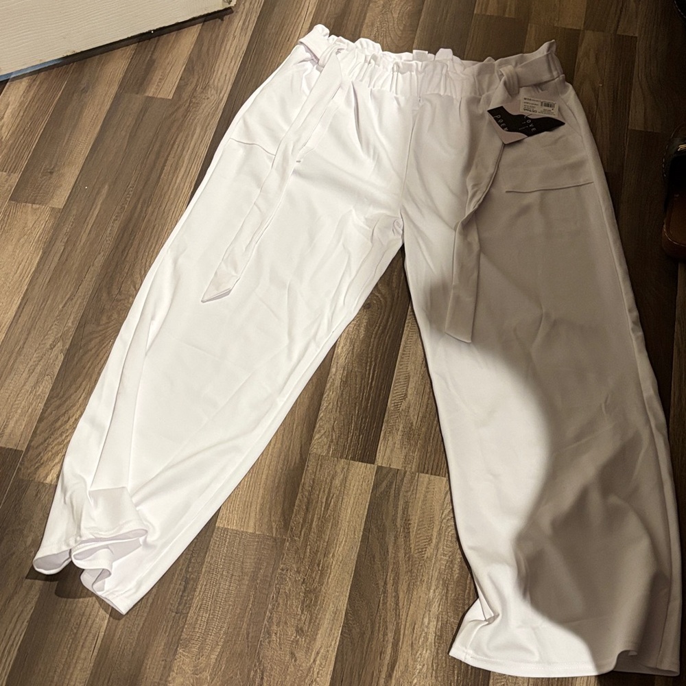 Women's White Cargo Pants
Not true to size. 3xl talla. Should fit size 18/20.